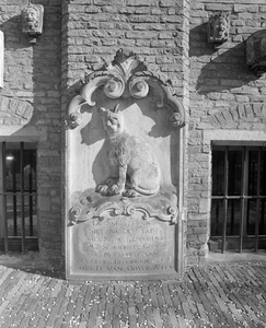 884680 Afbeelding van de gevelsteen uit de in 1909 afgebroken molen De Kat aan de Vleutenseweg te Utrecht, uit de ...